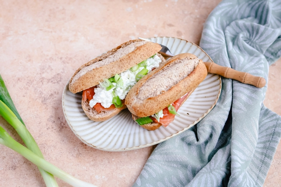Pistolet met pittige cottage cheese & gerookte zalm