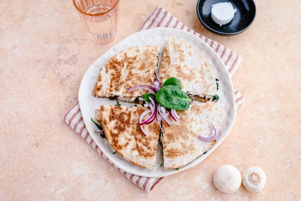 Quesadilla met kip, spinazie, champignons & geitenkaas