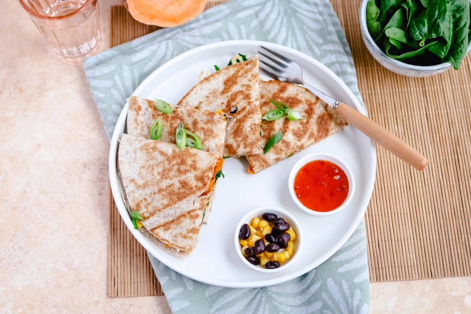 Quesadilla met zoete aardappel, spinazie, maïs & zwarte bonen