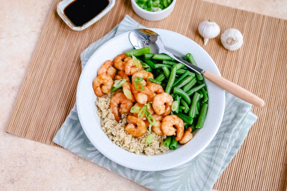 Quinoa met sperziebonen & teriyaki garnalen