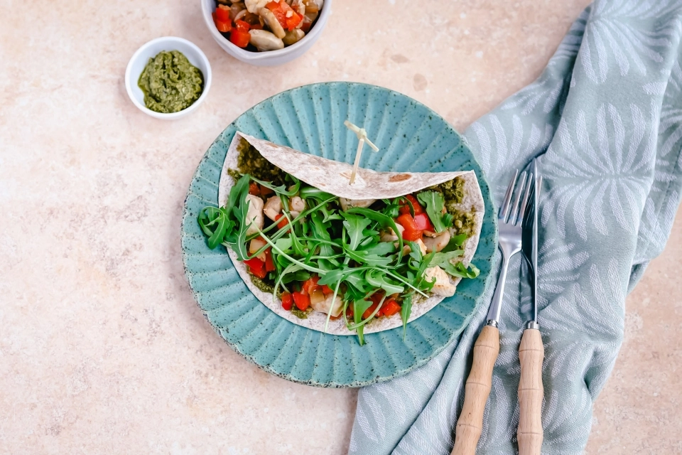 Wrap met kip, pesto & gegrilde groenten 
