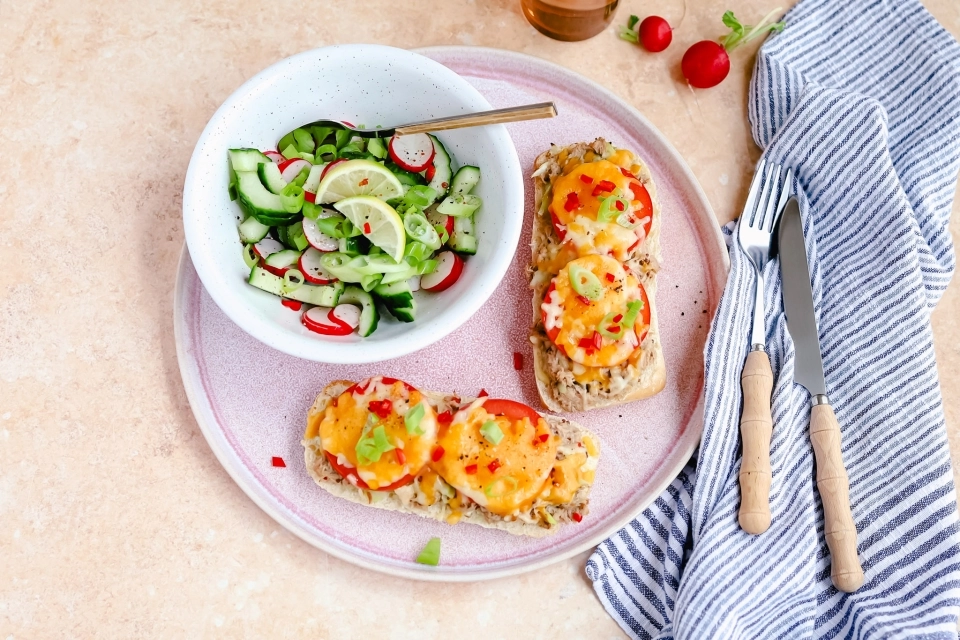 Ciabatta tonijn & kaas met salade van komkommer en radijs