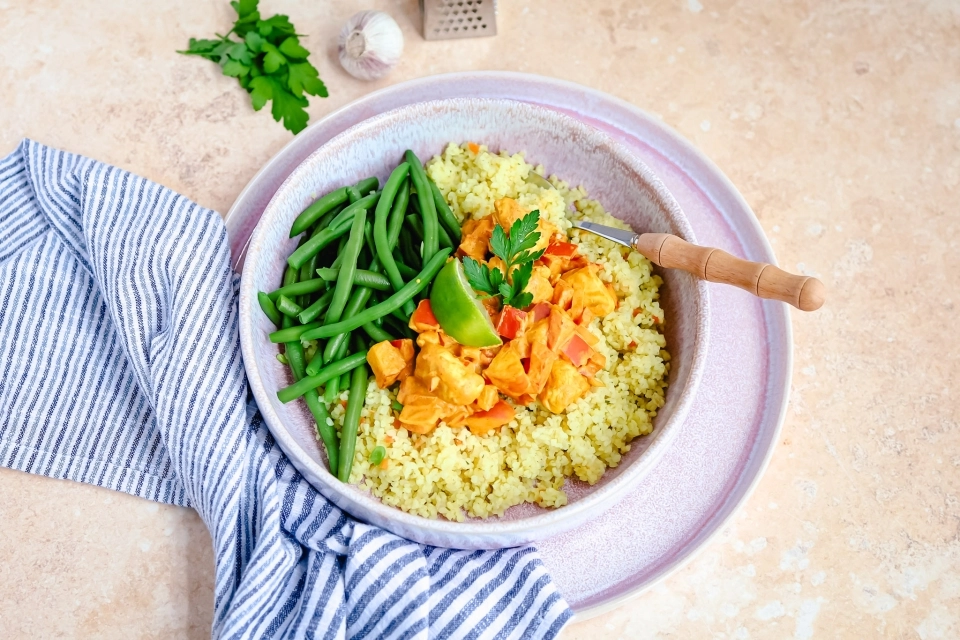 Kip madras met bulgur & sperziebonen