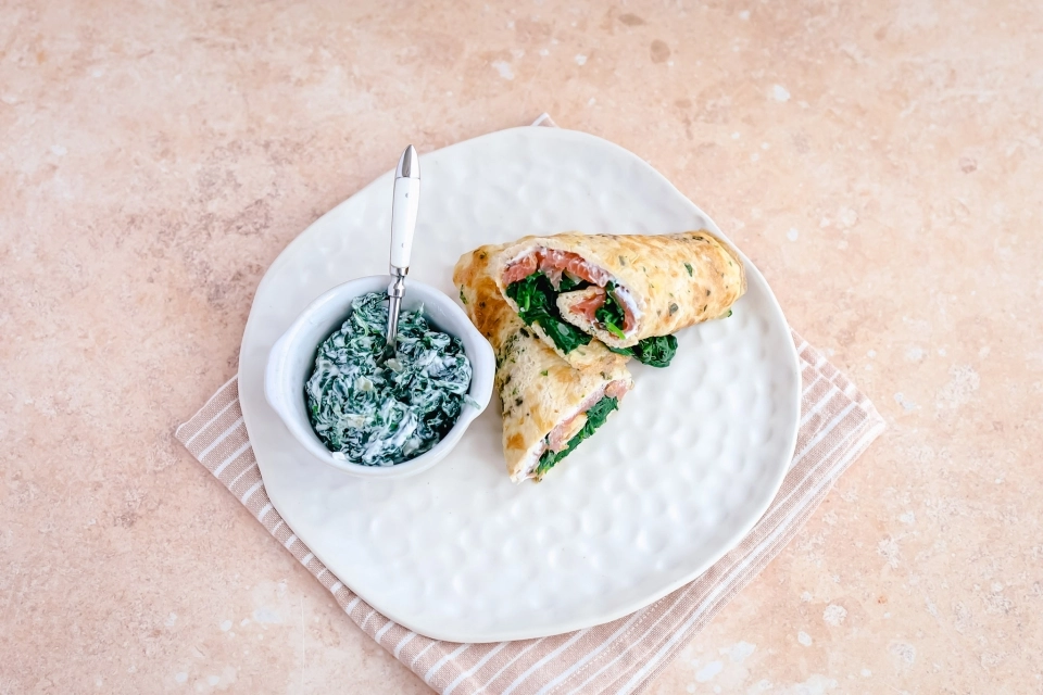 Kruidenomelet met gerookte zalm, spinazie & ricotta