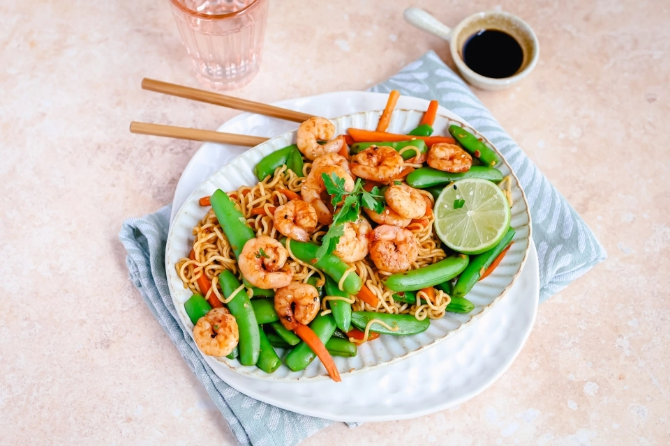 Noedels met sugar snaps, wortel & garnalen