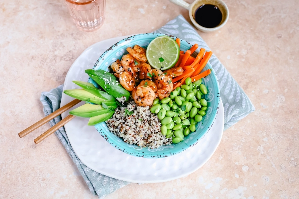 Poké bowl met quinoa, garnalen & avocado