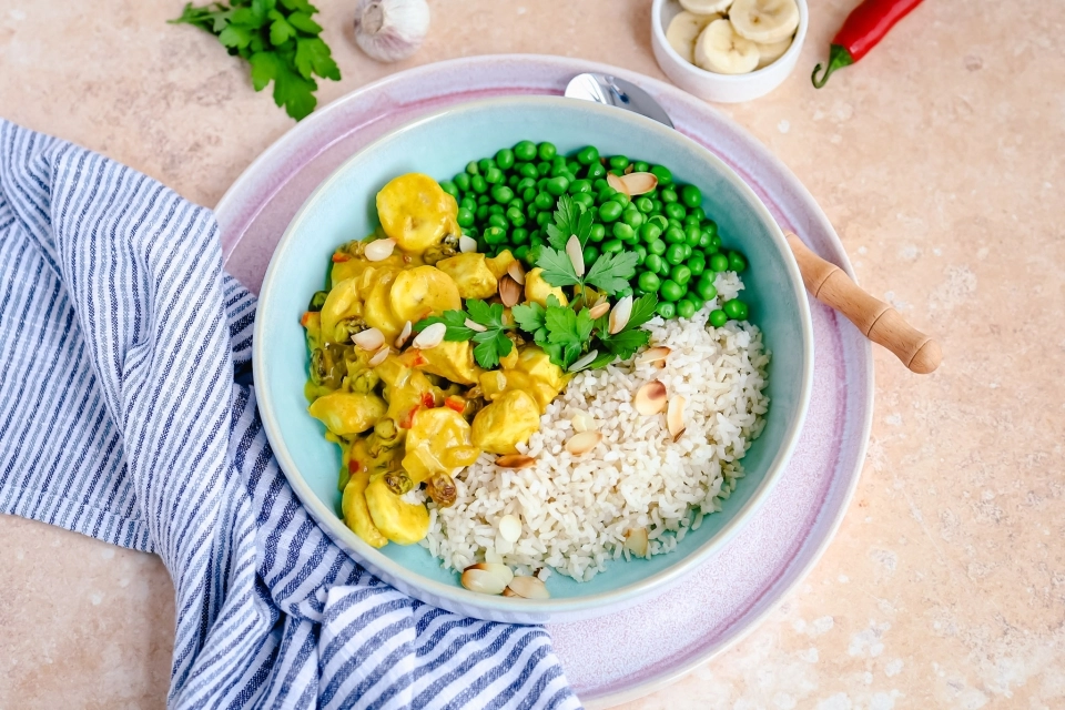 Rijst met tuinerwten & kip en banaan in kerriesaus