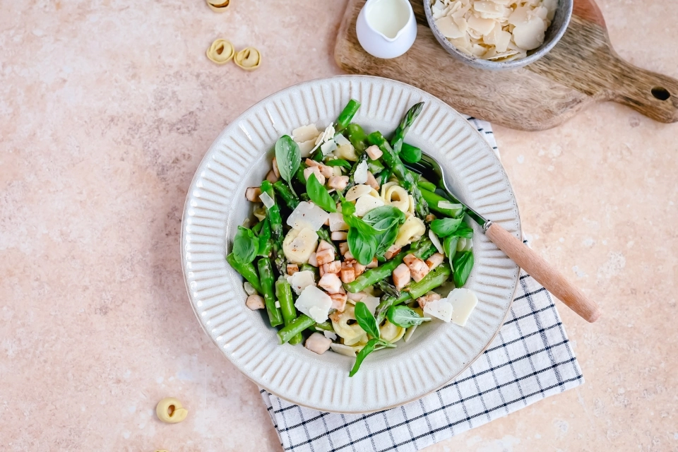 Tortellini met groene asperges & gerookte kip
