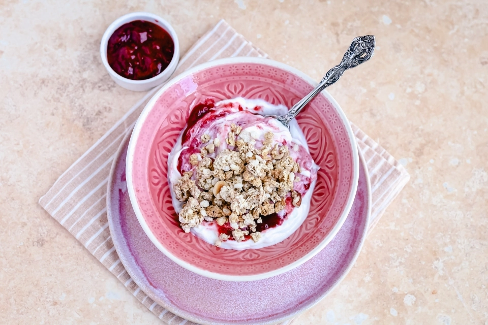 Yoghurt met aardbeiensaus & muesli