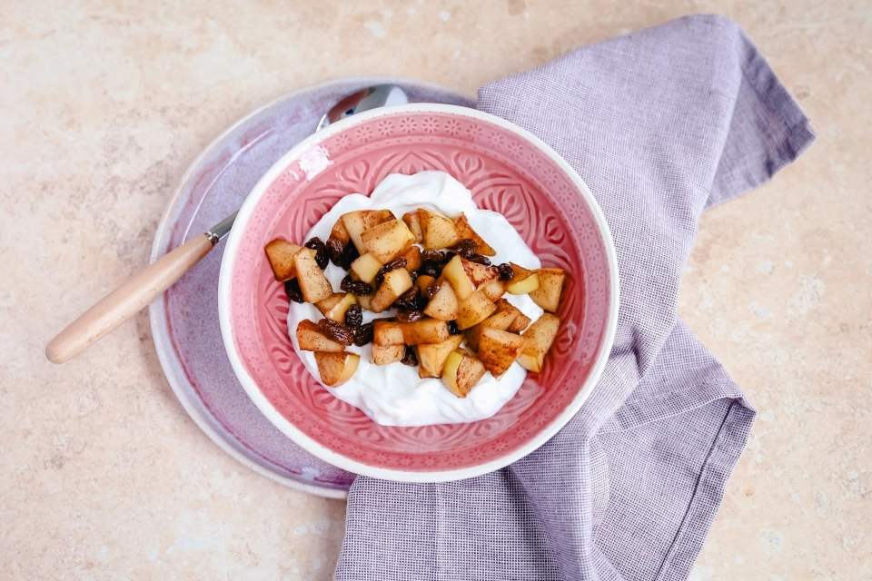 Yoghurt met warme appel & rozijnen