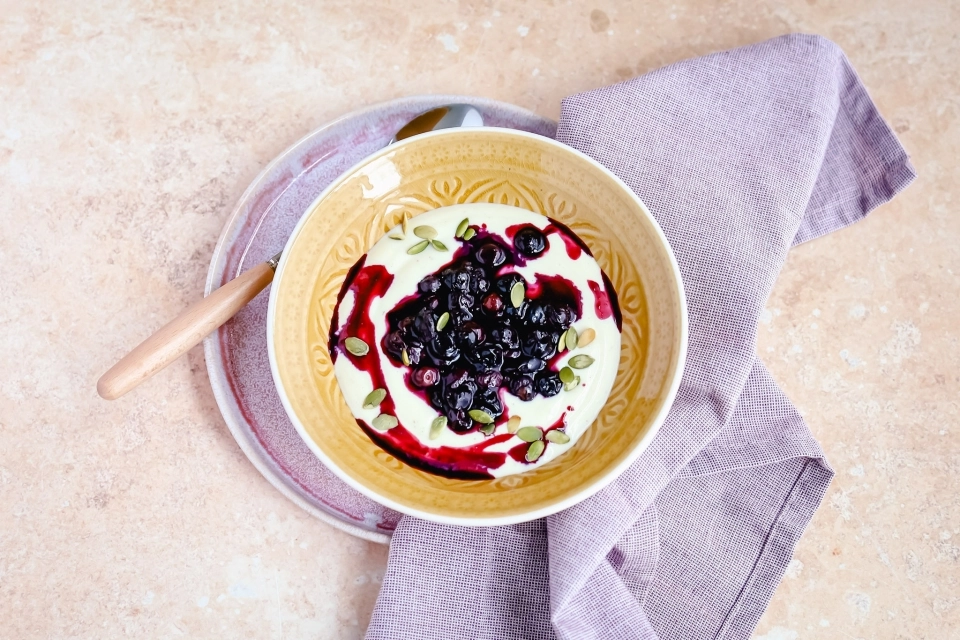 Yoghurt met warme blauwe bessen