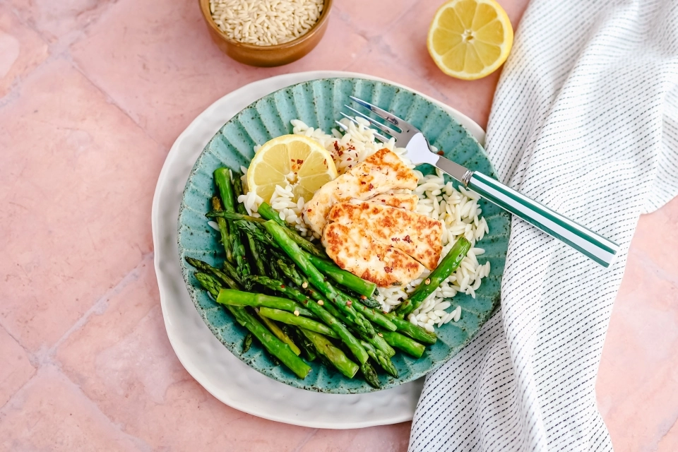Citroen orzo met groene asperges & halloumi