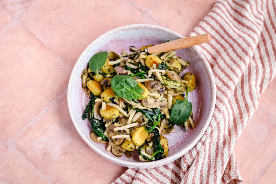 Gnocchi met kip, pesto, spinazie & champignons