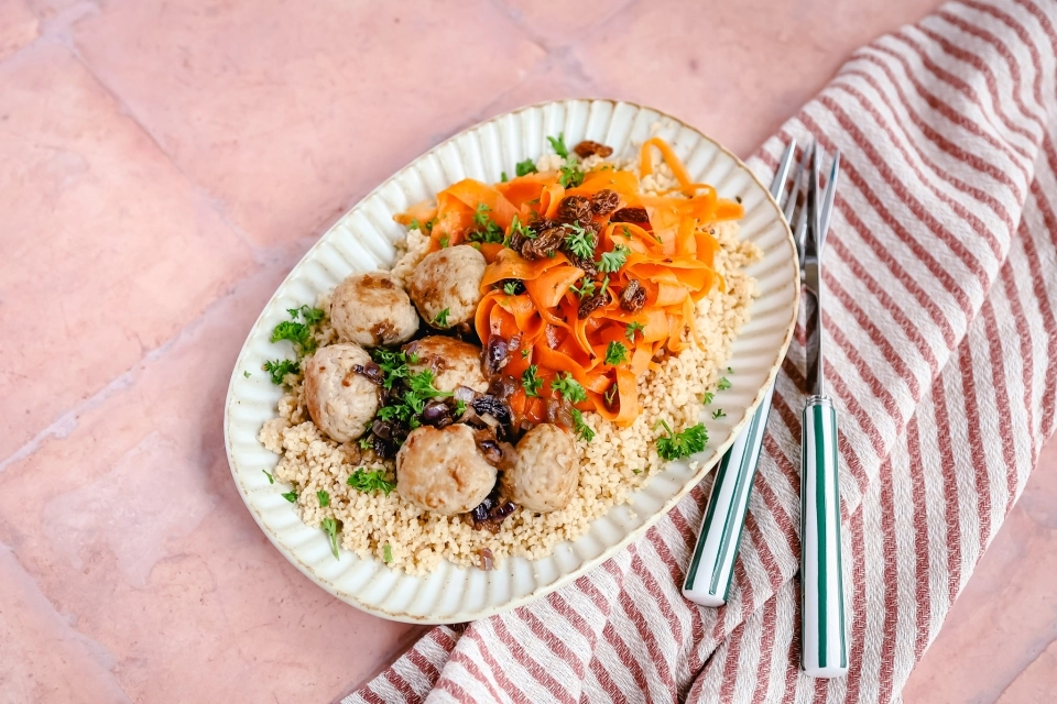 Kipgehaktballetjes met couscous & wortelsalade