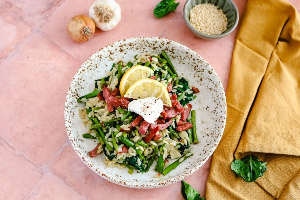 Orzo met groene asperges, spinazie & kalkoen spekreepjes