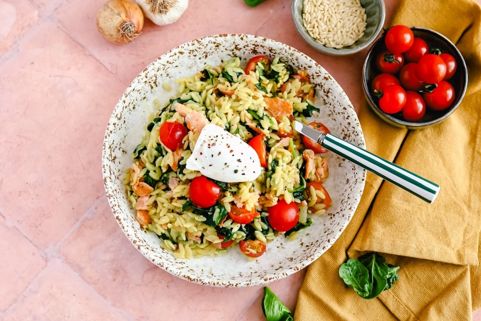 Orzo met spinazie, tomaat & gerookte zalm