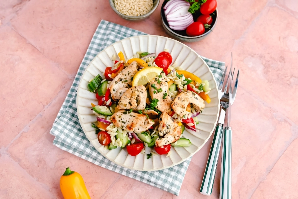 Orzosalade met pesto & kipreepjes