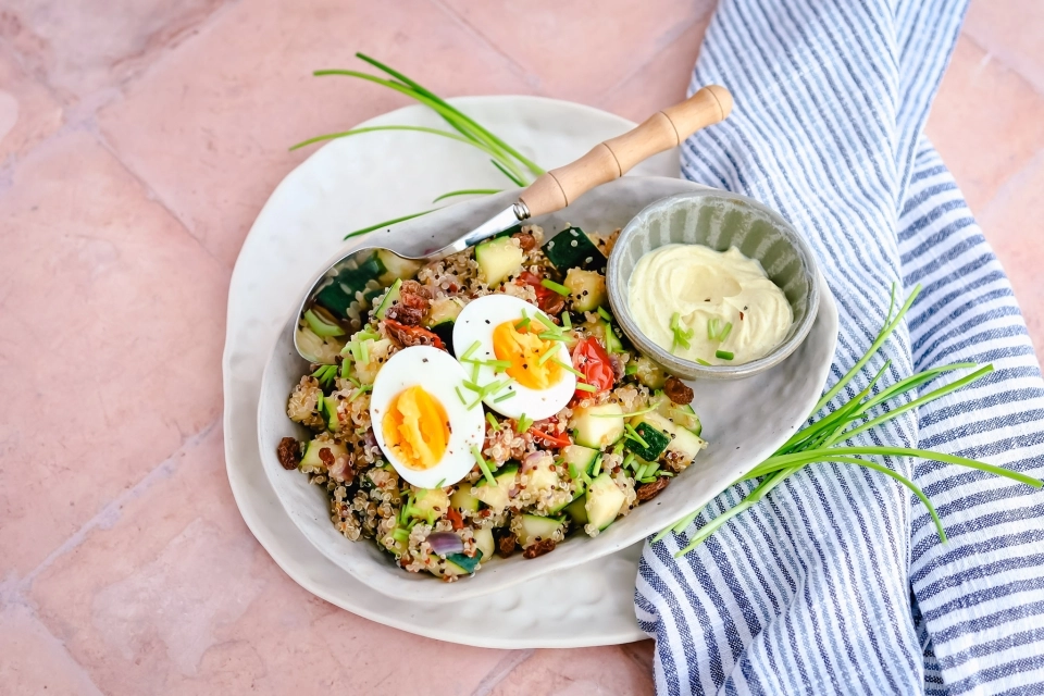Quinoasalade met ei & kerriesausje