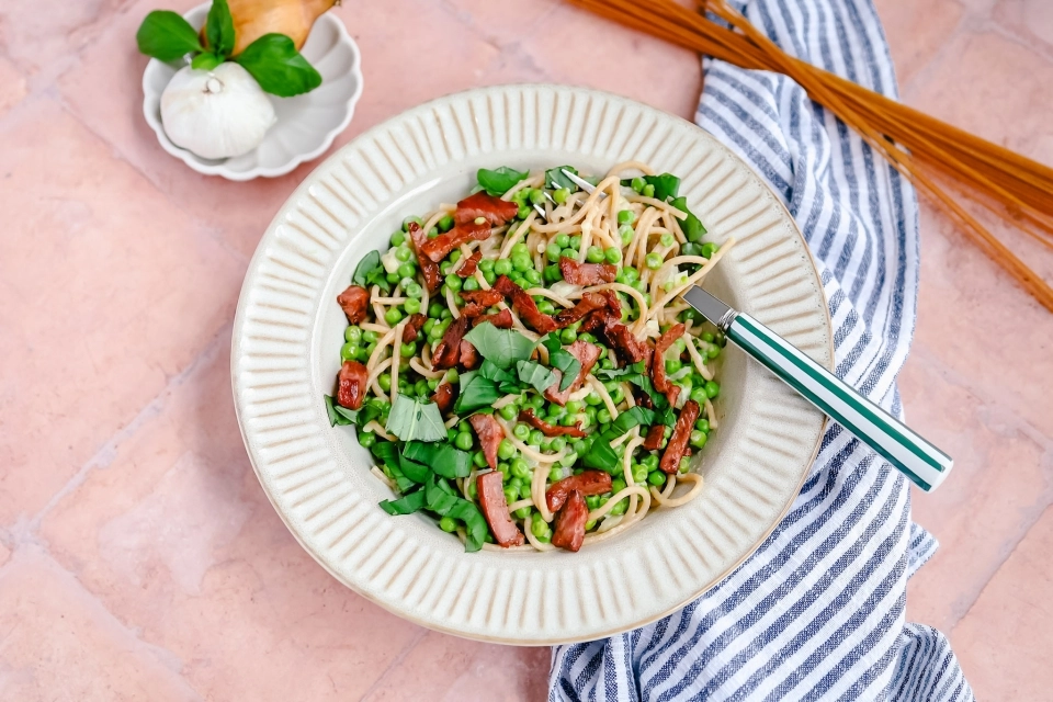 Spaghetti carbonara met tuinerwten & kalkoen spekreepjes