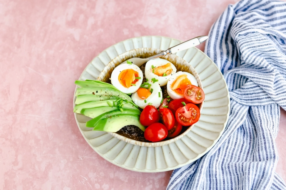 Eitjes met avocado & cherry tomaten