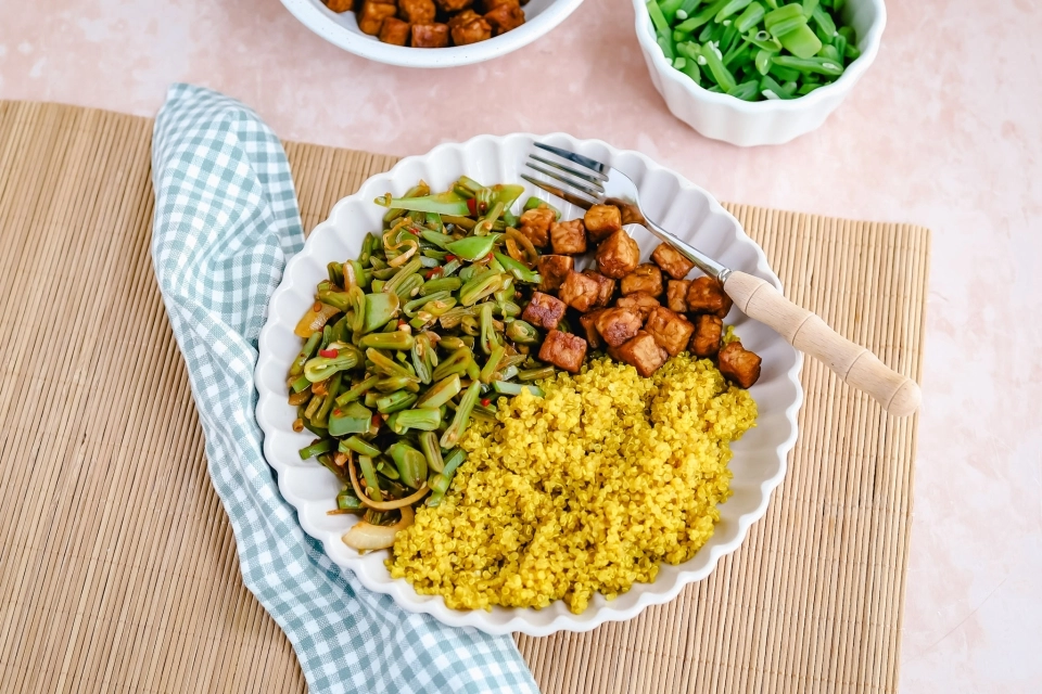 Gele quinoa met tempeh & pittige snijbonen