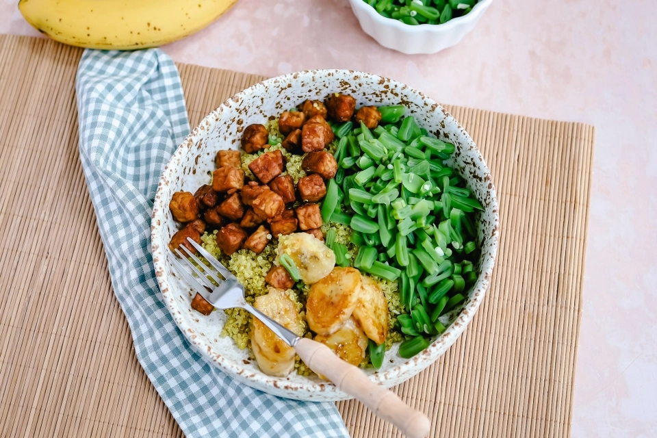Kerrie quinoa met snijbonen, tempeh & gebakken banaan