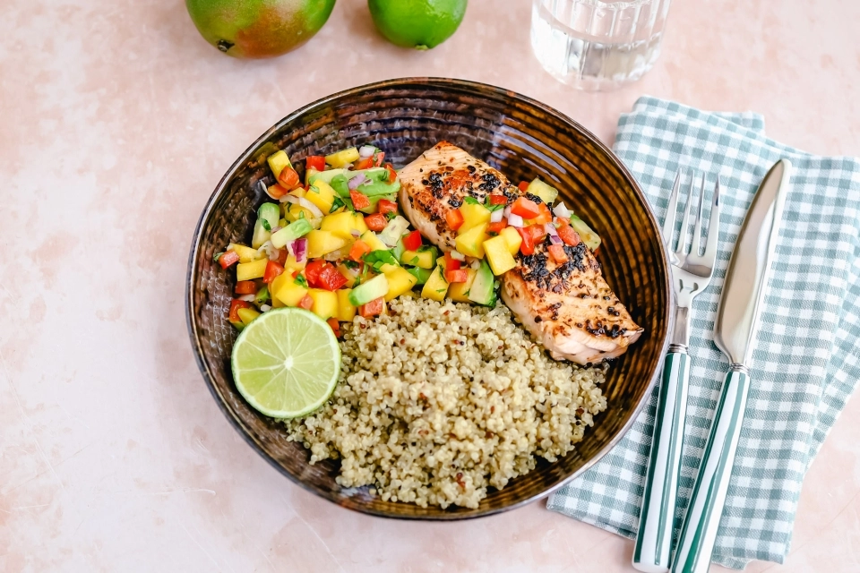 Kokos-quinoa met zalm & mango-avocado salsa