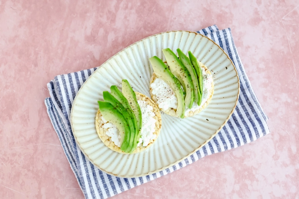 Maïswafels met cottage cheese & avocado