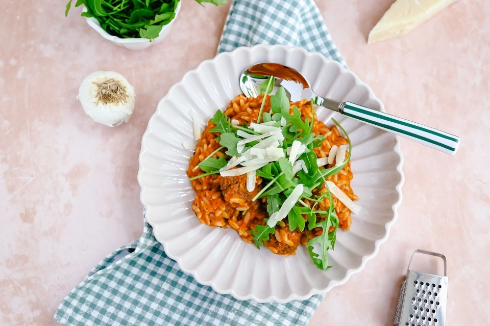Orzo met geroosterde paprika-tomatensaus & gehaktballetjes