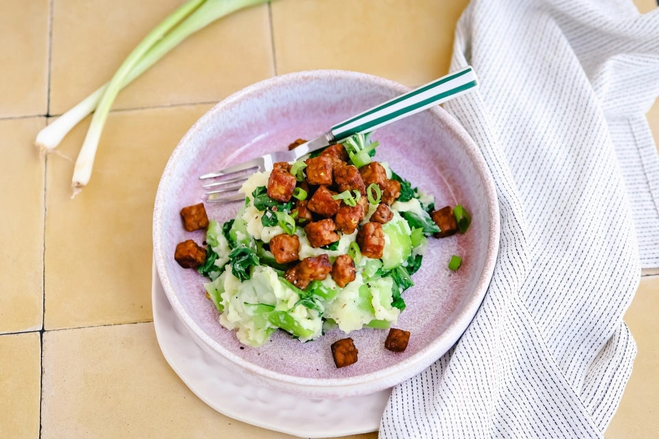 Paksoi stamppot met tempehblokjes