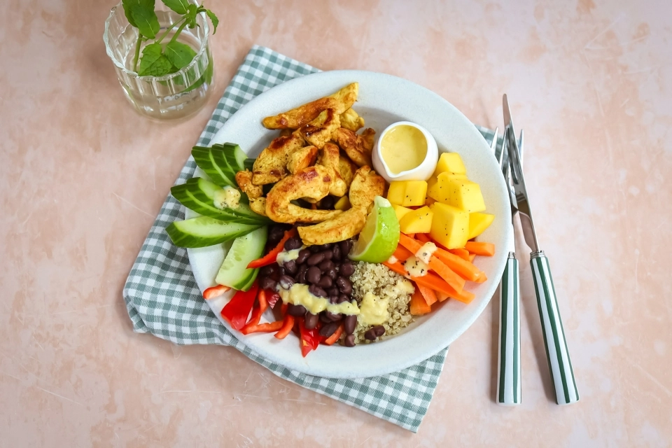 Quinoa bowl met kip & mangodressing