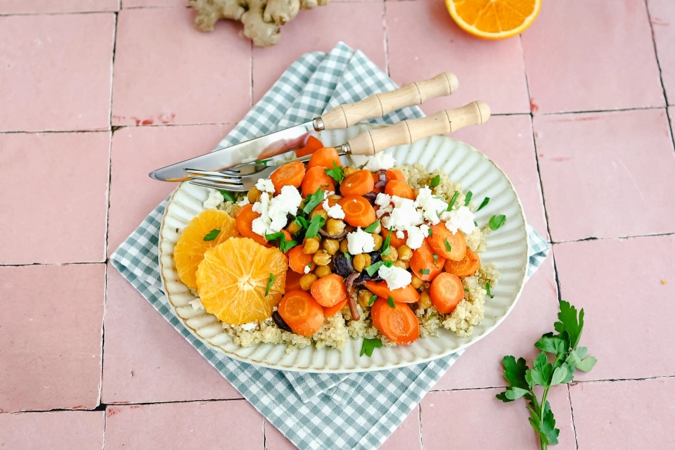 Quinoa met geroosterde wortel, kikkererwten & feta