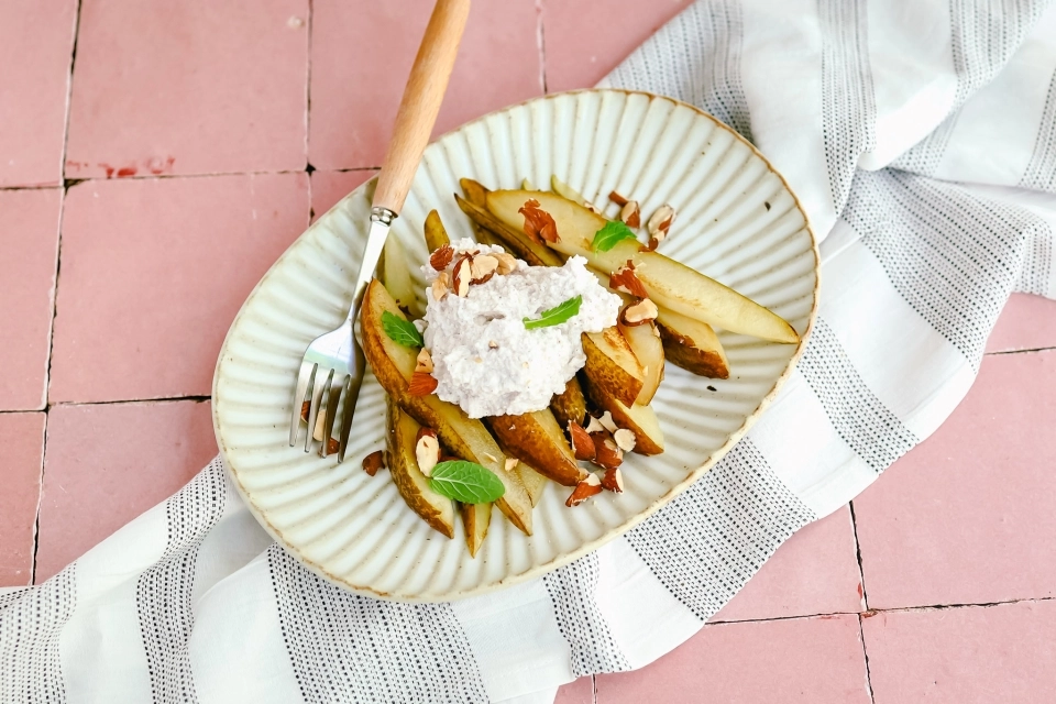 Warme peer met kaneelricotta