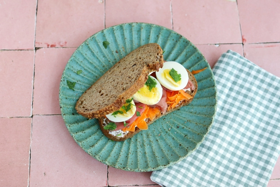 Brood met rosbief & ei
