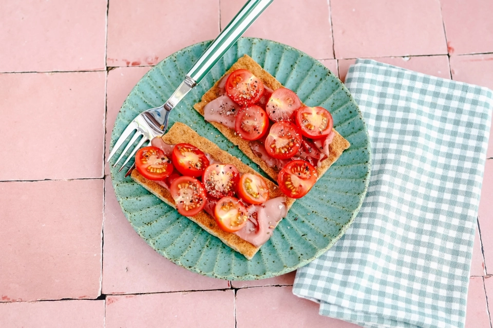 Crackers met rosbief & tomaatjes