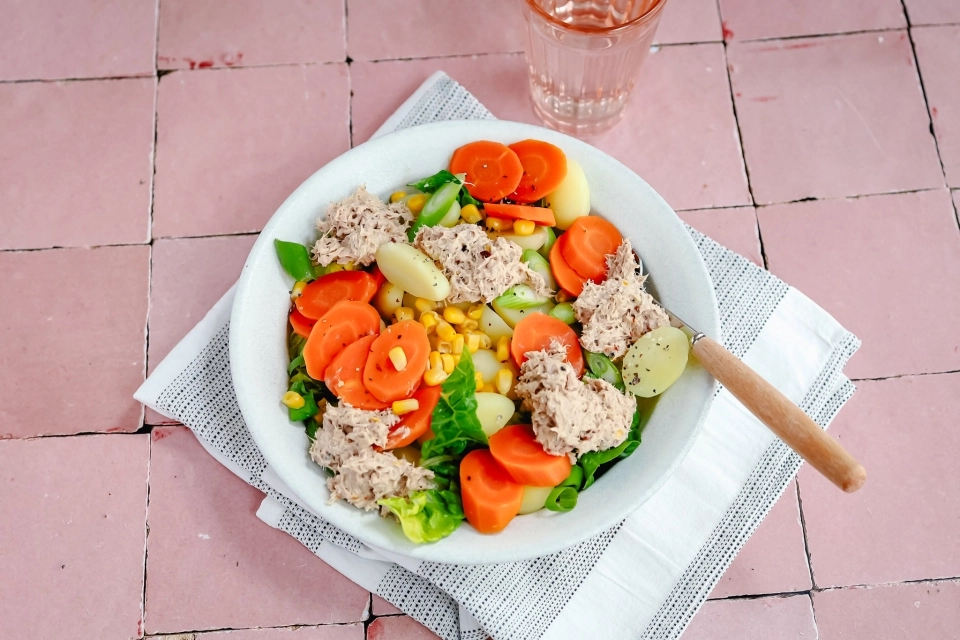 Krieltjessalade met wortel, mais & tonijn