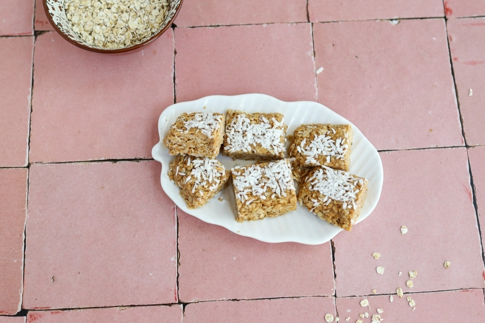 Pindakaasreepjes met geraspte kokos