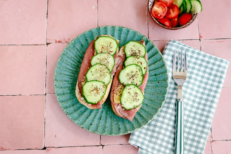 Pistolet met rosbief & komkommer