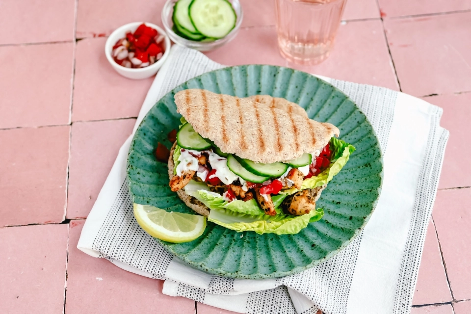 Pitabroodje met kip, tomatensalsa & knoflooksaus