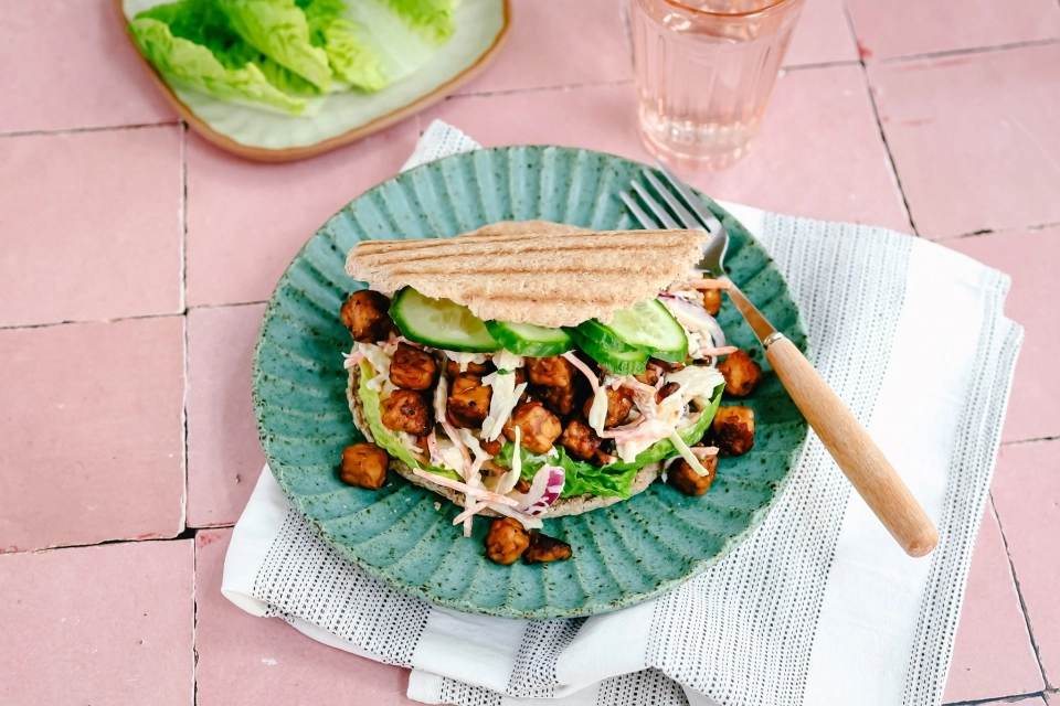 Pitabroodje met koolsalade & tempeh