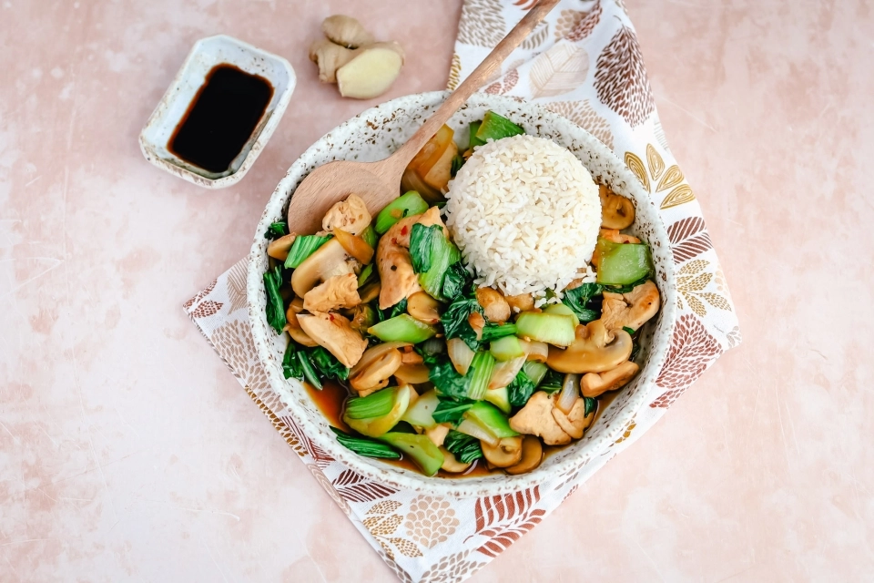 Chinese roerbak van kip & Shanghai paksoi