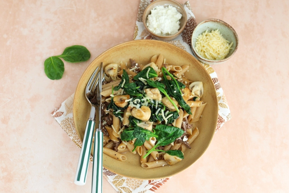 Pasta met gehakt, spinazie & champignons