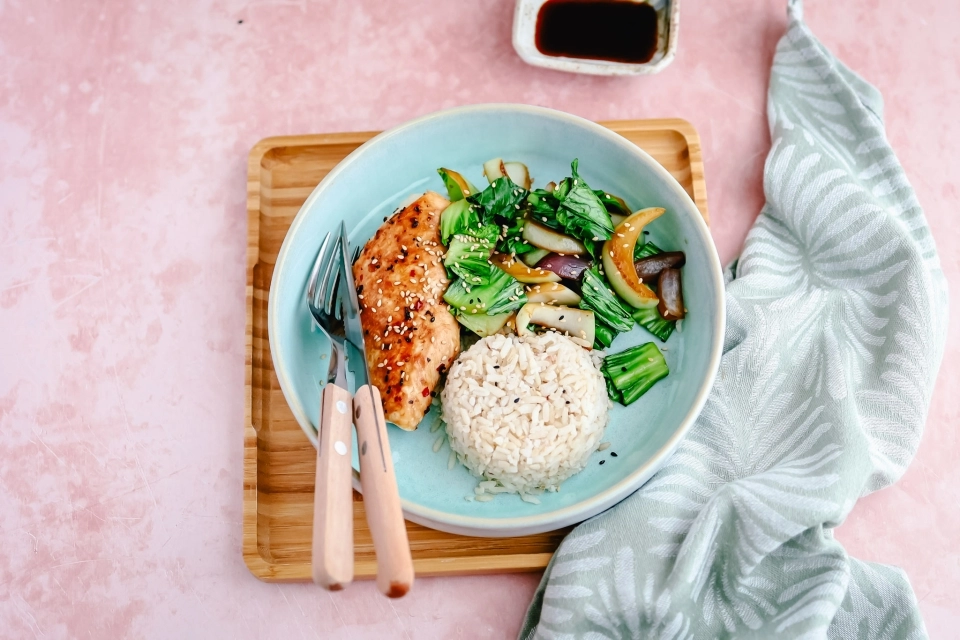 Japanse kipfilet met Shanghai paksoi & zilvervliesrijst