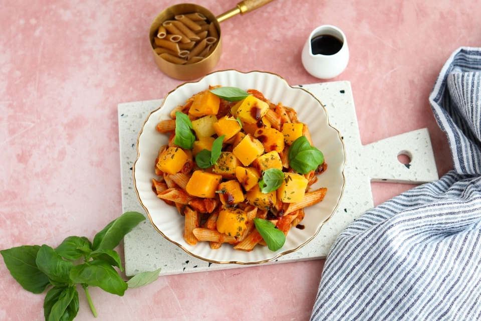 Pasta met geroosterde paprikasaus & pompoen