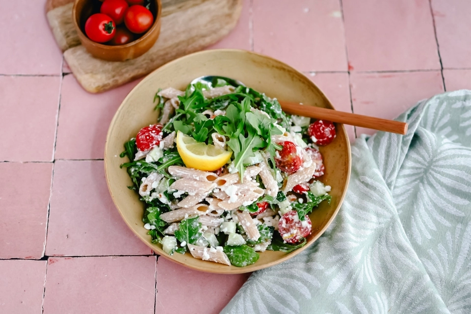 Pastasalade met frisse cottage cheese dressing