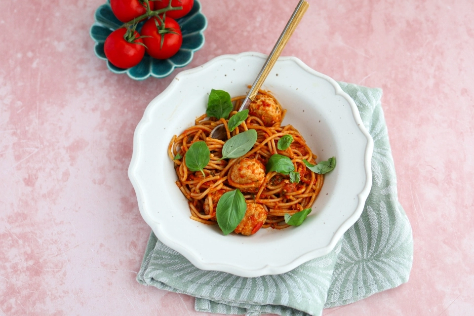 Spaghetti met kipgehaktballetjes in tomatensaus