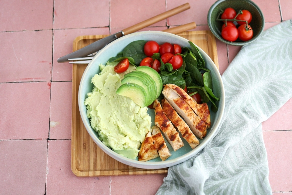 Aardappel & avocadopuree met gegrilde kip