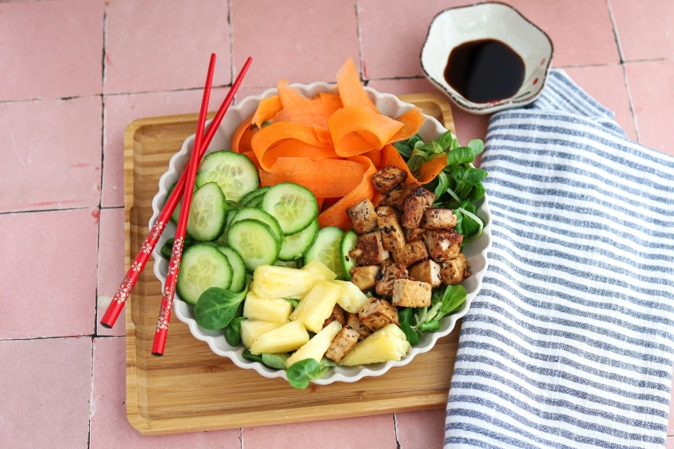 Bowl met gemarineerde tofu & ananas