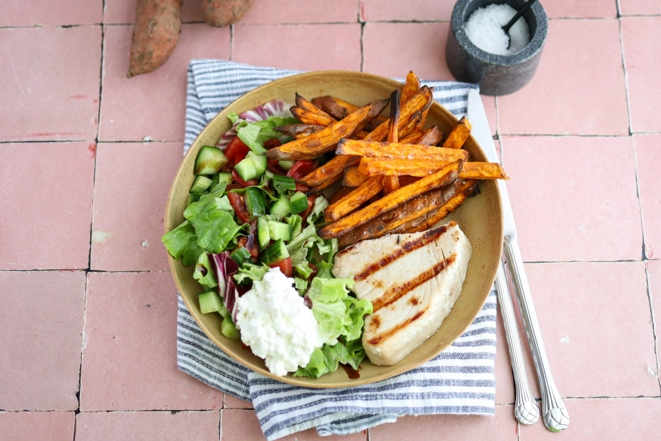Gegrilde tonijnsteak met zoete aardappel frieten & salade
