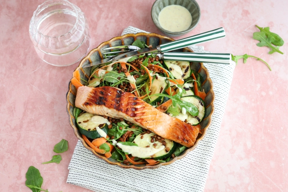 Linzensalade met gegrilde zalm
